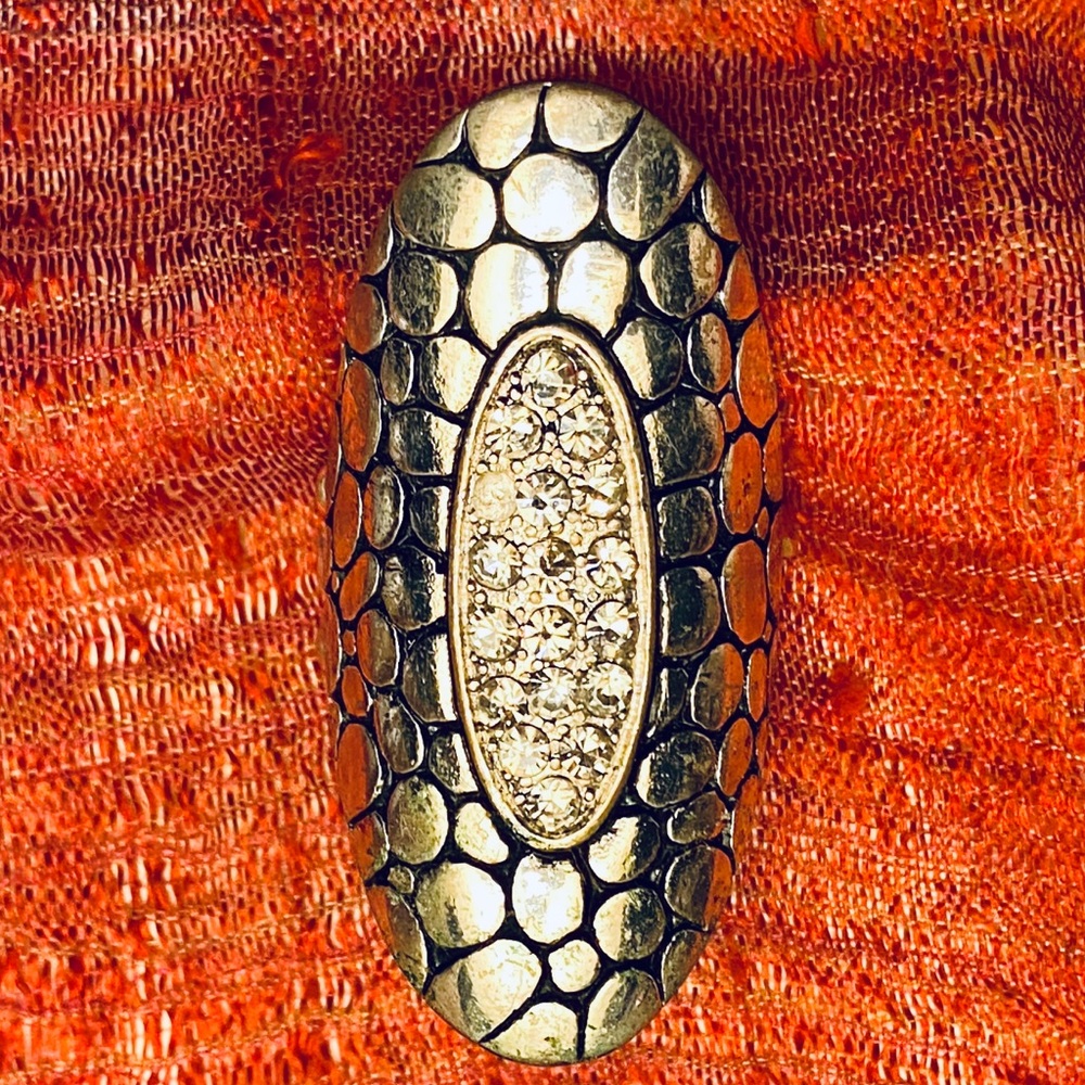 Adjusting band ring with jeweled center